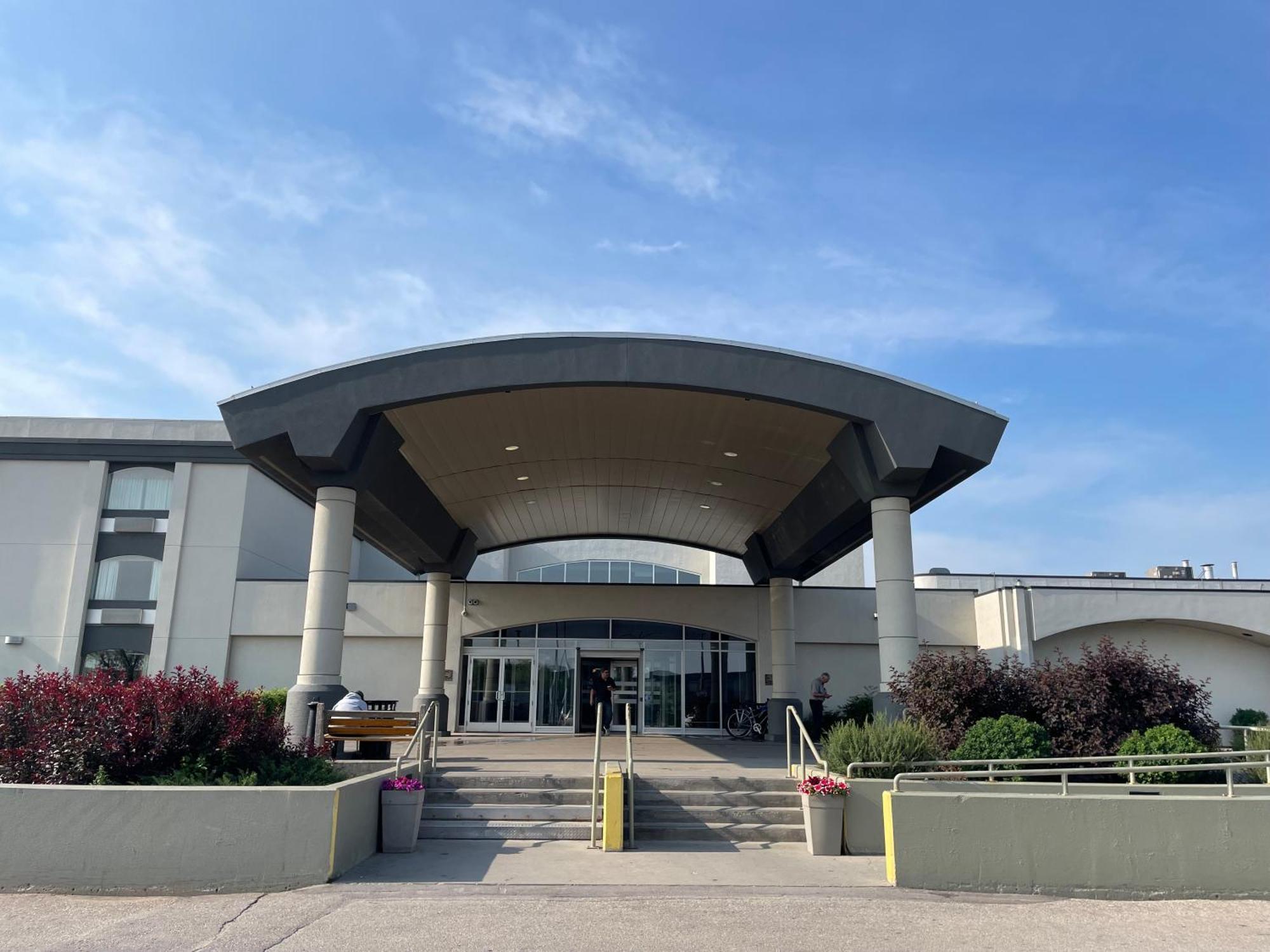 Victoria Inn Hotel And Convention Center Winnipeg Exterior photo